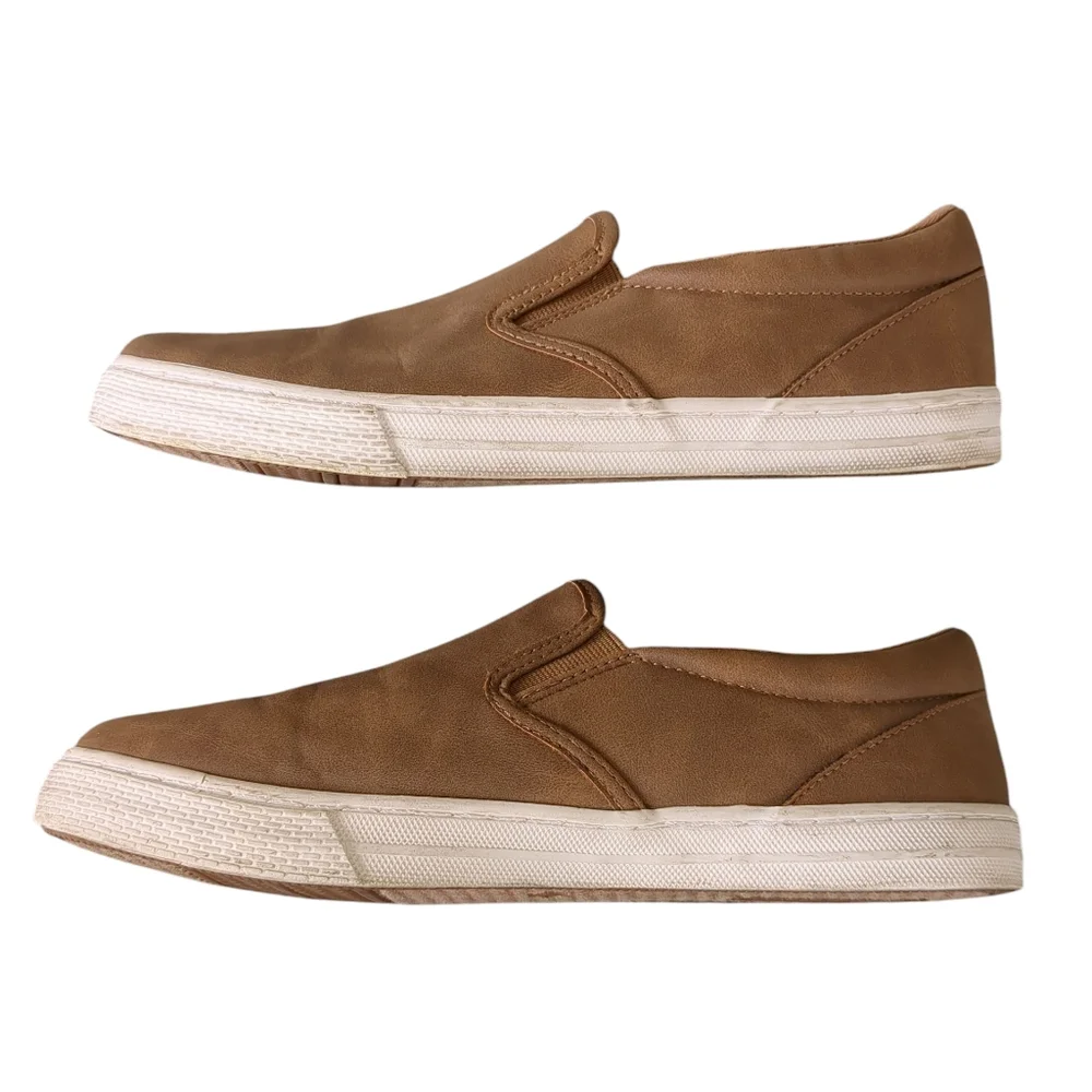 Big Boys Tan Slip On Sneakers (Size 6)